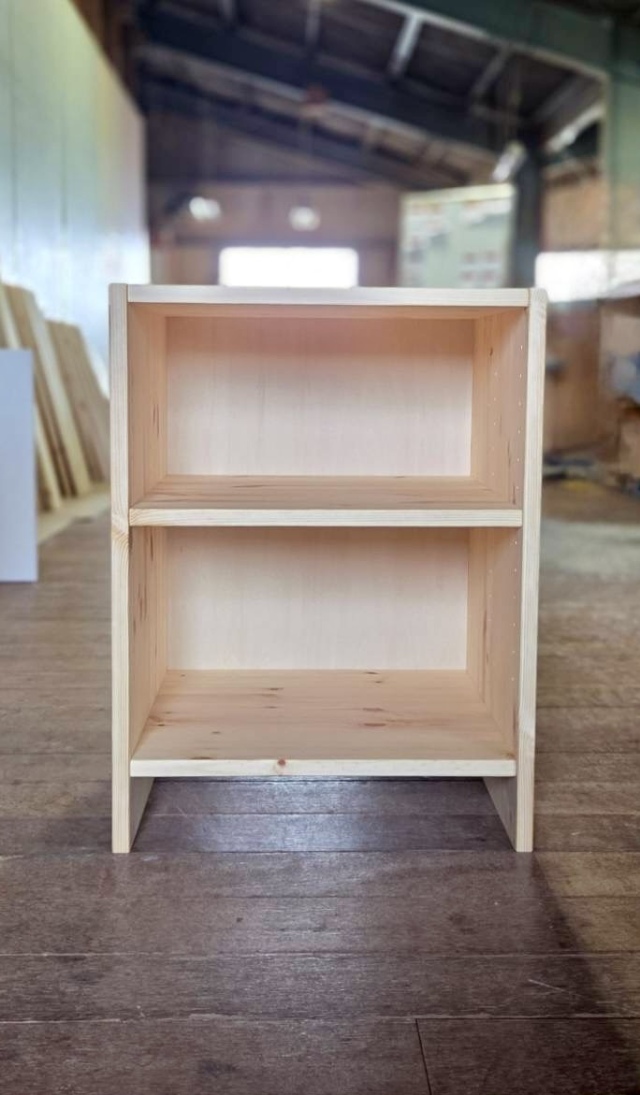 高さ51～60cm、横幅41～50cm、奥行き40cmの本棚ユニットです。本棚屋の