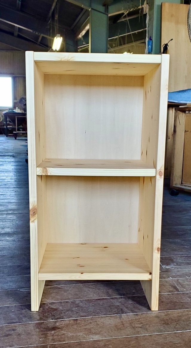 高さ61～70cm、横幅31～40cm、奥行き30cmの本棚ユニットです。本棚屋の