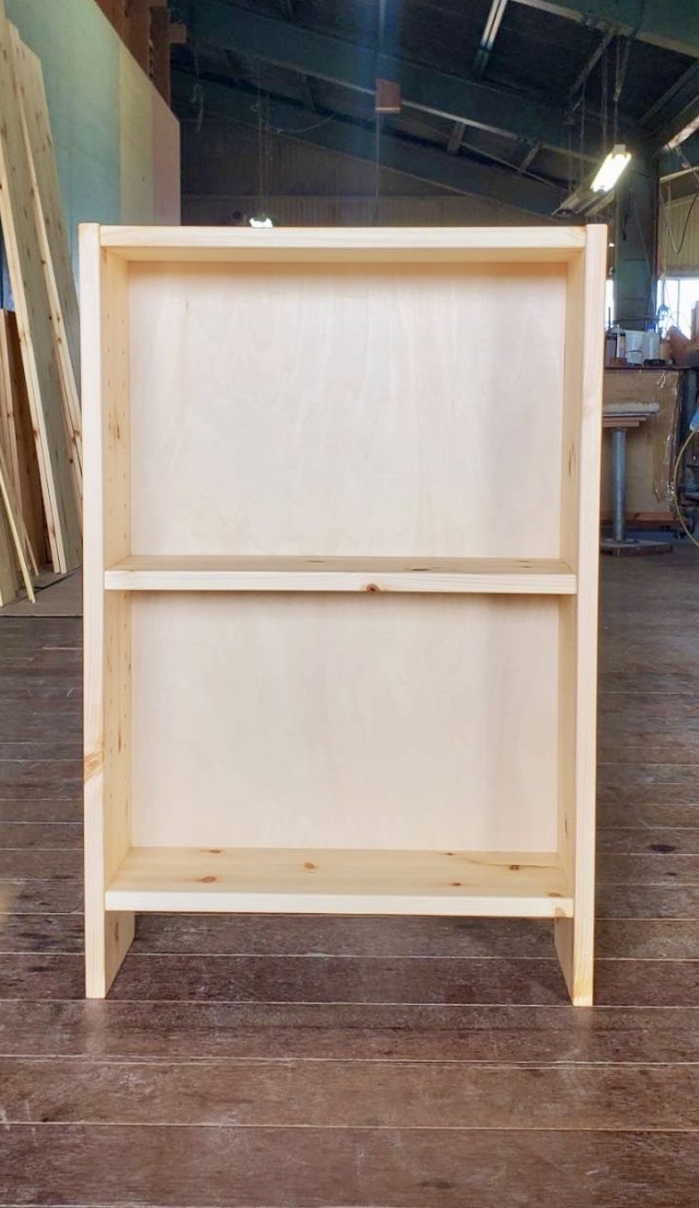 高さ71～80cm、横幅41～50cm、奥行き15cmの本棚ユニットです。本棚屋の