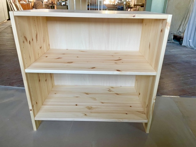 高さ71～80cm、横幅71～80cm、奥行き45cmの本棚ユニットです。本棚屋の