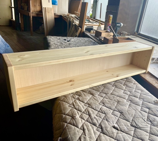 高さ15～20cm、横幅81～90cm、奥行き15cmの本棚ユニットです。本棚屋の