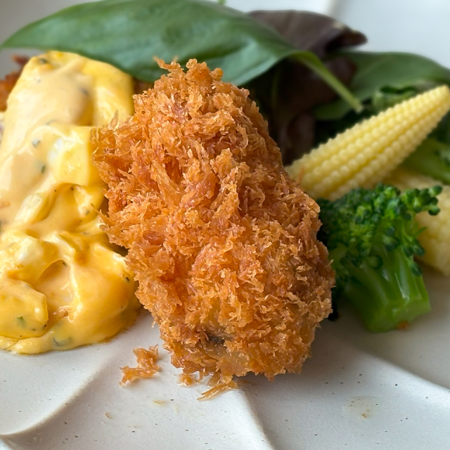 三陸のこだわりカキフライ。お好みにあわせて選べるサイズ。冷凍のまま揚げるだけ