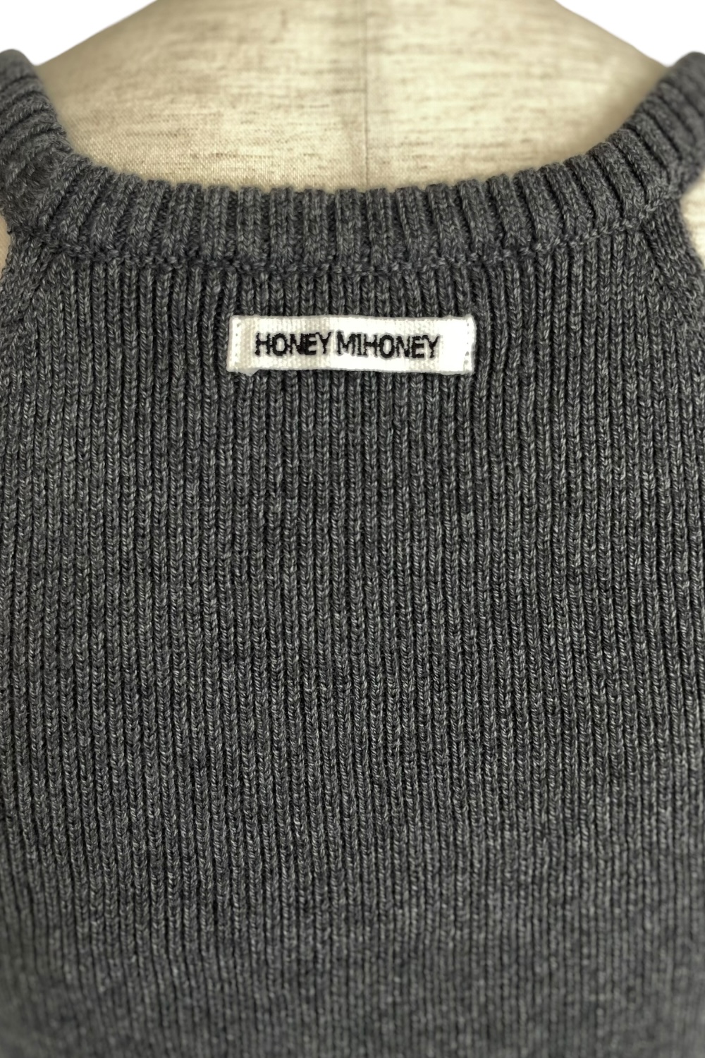HONEY MI HONEY｜HONEYロゴハルターネックトップス｜肩リボンで魅せる