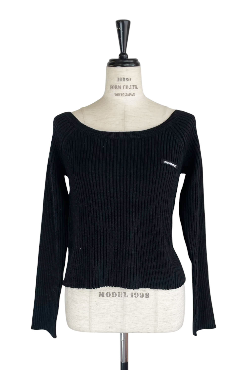 【HONEY MI HONEY】HONEY logo off shoulder rib knit tops