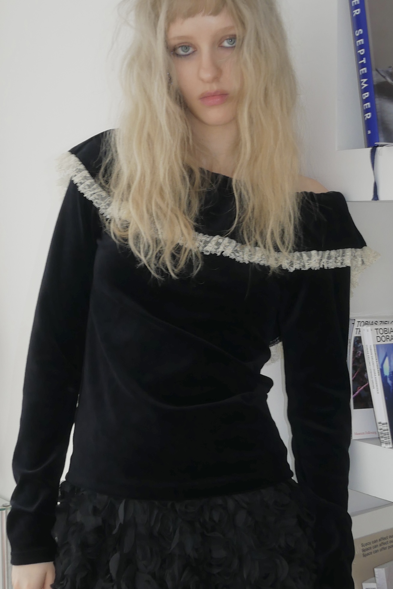 【HONEY MI HONEY】velour lace back open tops