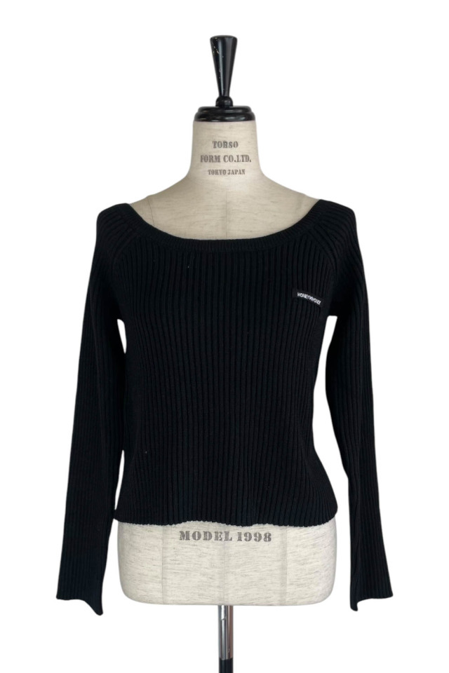 【HONEY MI HONEY】HONEY logo off shoulder rib knit tops