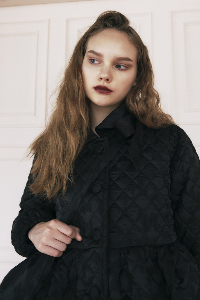 HONEY MI HONEY｜ローズサテンキルティングコート｜ペプラムデザイン