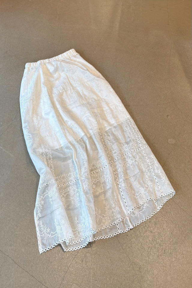 【ALORA THE WAY】embroidery lace long skirt