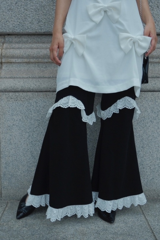 柔らかなリブ素材のフレアパンツ 2WAY仕様で脚長効果