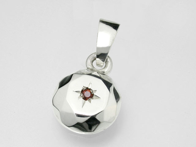 ガーネット・ペンダント（1月）