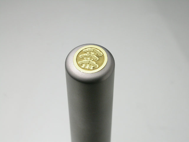 家紋入りチタン印鑑（個人実印・銀行印・13.5mm)ゴールドエンブレム