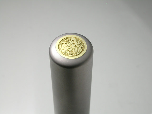 家紋入りチタン印鑑（個人実印・銀行印・15mm)ゴールドエンブレム