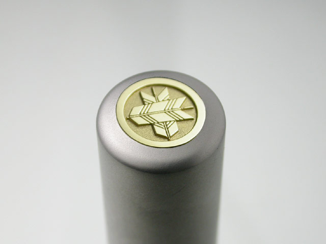家紋入りチタン印鑑（個人実印・16.5mm)ゴールドエンブレム