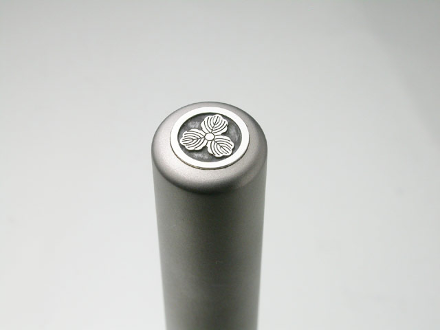 家紋入りチタン印鑑（個人実印・銀行印・13.5mm)シルバーエンブレム・竹コース