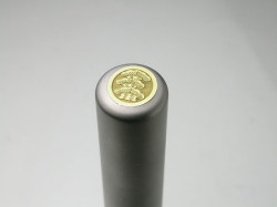 家紋入りチタン印鑑（個人実印・銀行印・13.5mm)ゴールドエンブレム