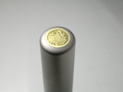 家紋入りチタン印鑑（個人実印・銀行印・15mm)ゴールドエンブレム