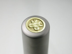 家紋入りチタン印鑑（個人実印・16.5mm)ゴールドエンブレム