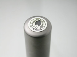 家紋入りチタン印鑑（個人実印・16.5mm)シルバーエンブレム