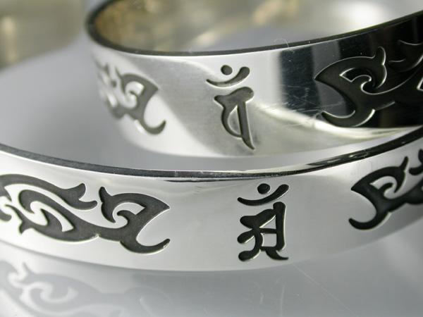 梵字入りのシルバーバングル