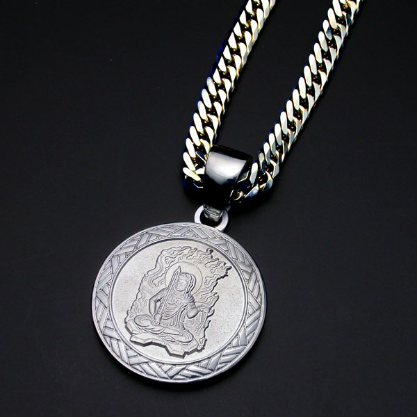 不動明王の緻密なレリーフを施したPt900プラチナ製ペンダントです。 