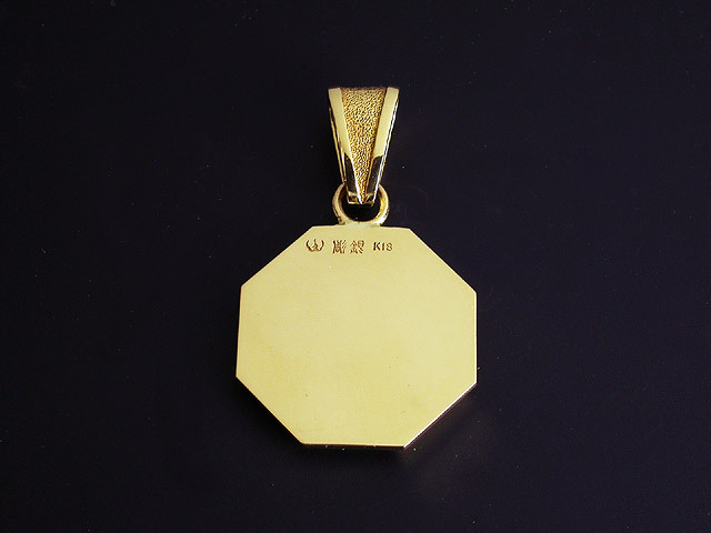 家紋が入ったK18金ゴールド製のペンダントです！
