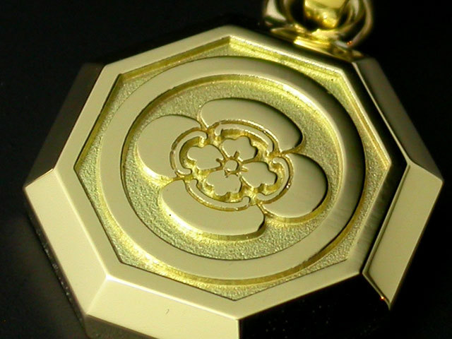 八角形ペンダント 金色 メッセージ入り 八角形ペンダント 金色 メッセージ入り