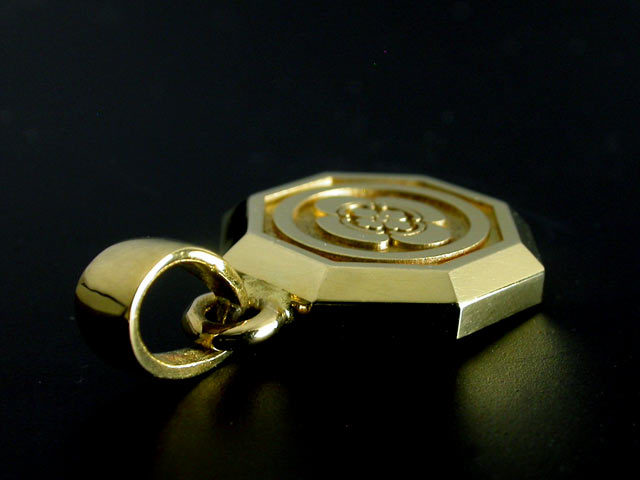 金の家紋トップ 家紋が入った特大サイズのK18金ゴールド製ペンダントです！
