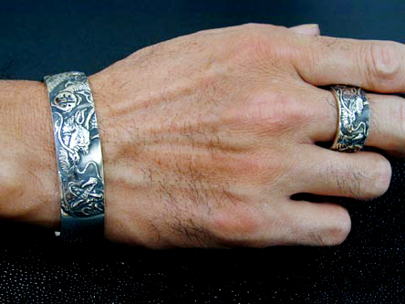 迫力満点のシルバーバングル【昇龍バングル・左龍】 