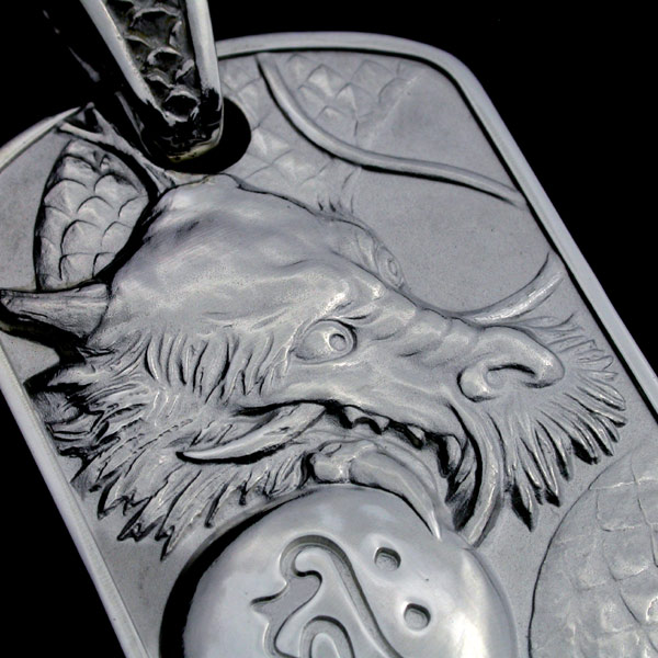 睨み付ける表情が迫力満点！右龍を施したPt900プラチナ製のペンダント！