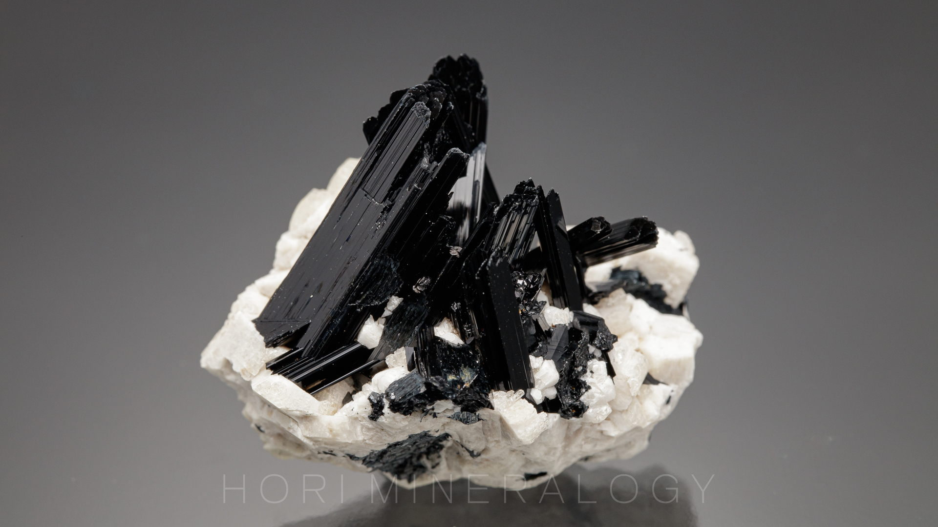 アルベゾン閃石