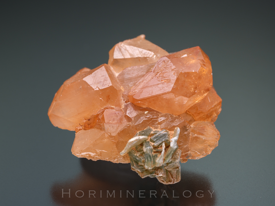 灰ばんざくろ石