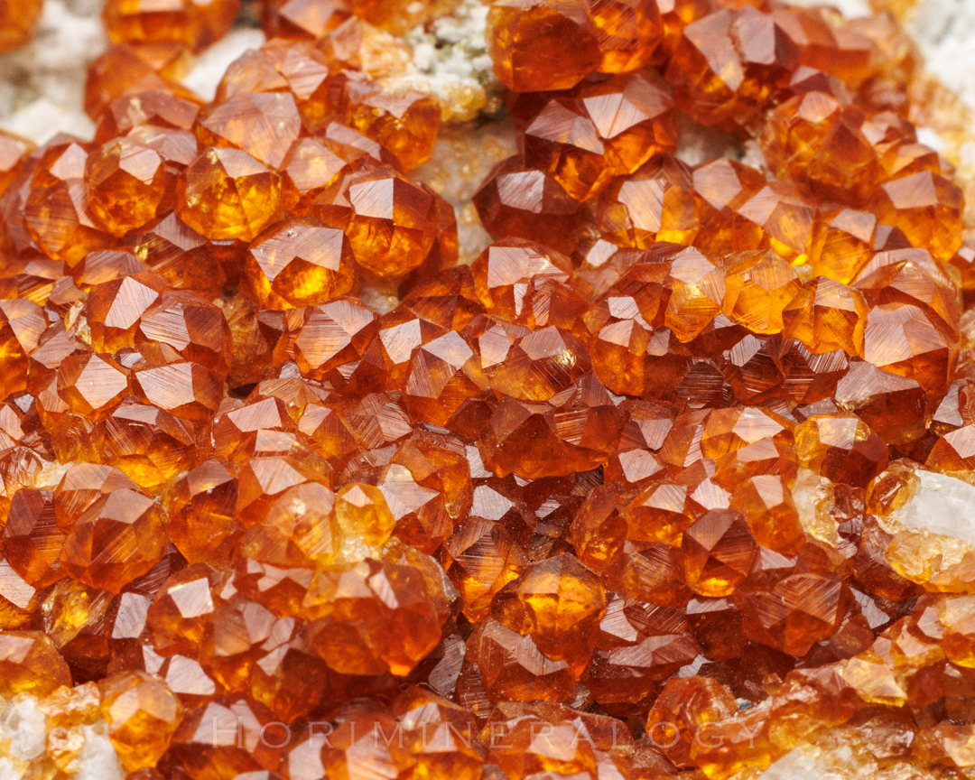 満ばんざくろ石