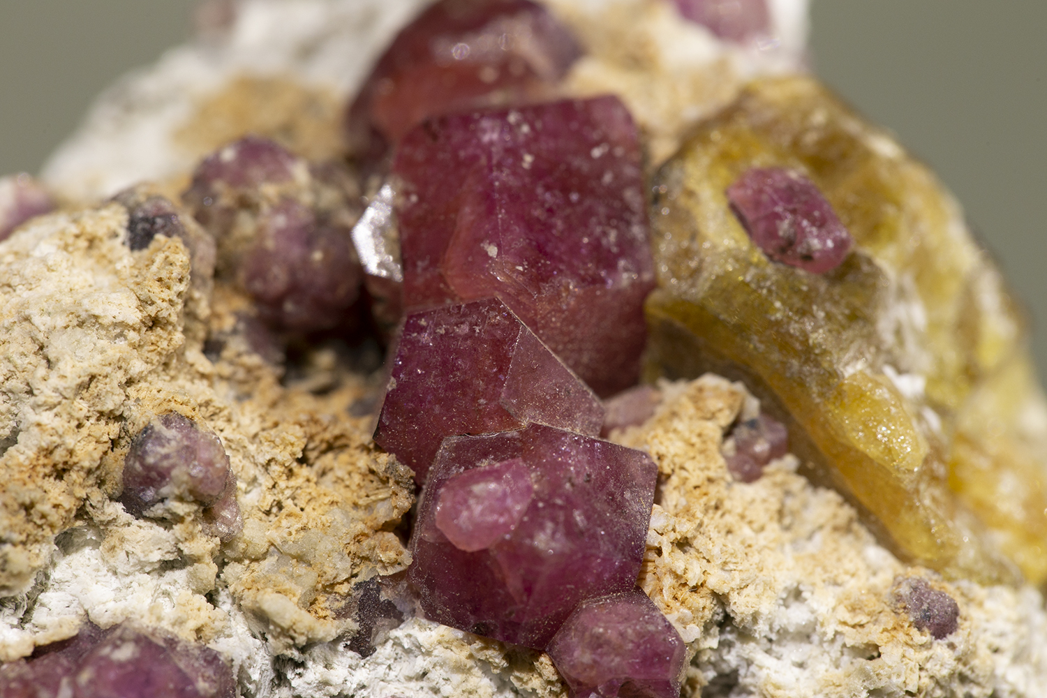 灰ばんざくろ石