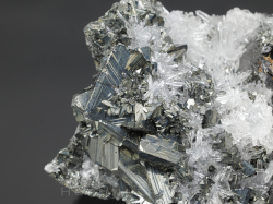 亜鉛砒四面銅鉱