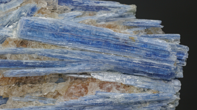 綺麗な石 パラサイト隕石 パラサイト セリコ隕石 560g 85x59x45mm 石鉄