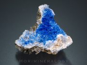 藍銅鉱（石膏上）