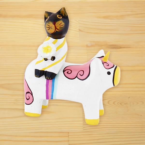 仲良し黒猫さんを乗せた白いユニコーン