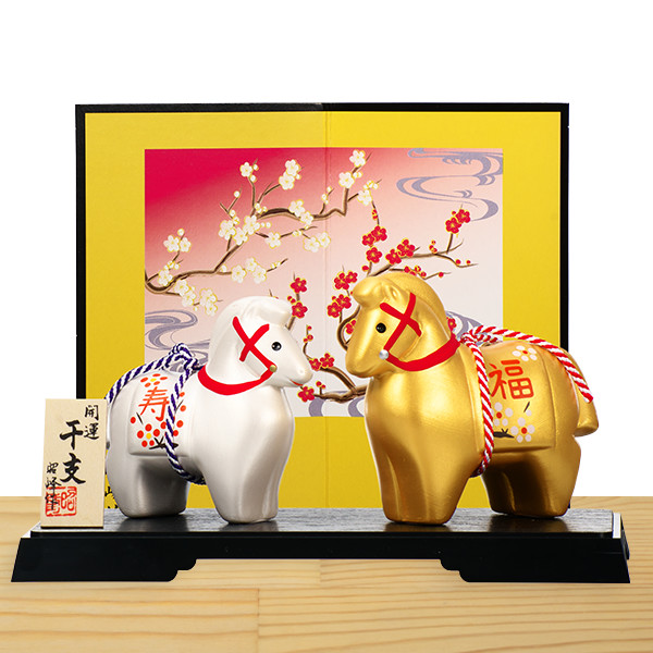 金馬と白馬の開運干支置物(梅屏風付き)