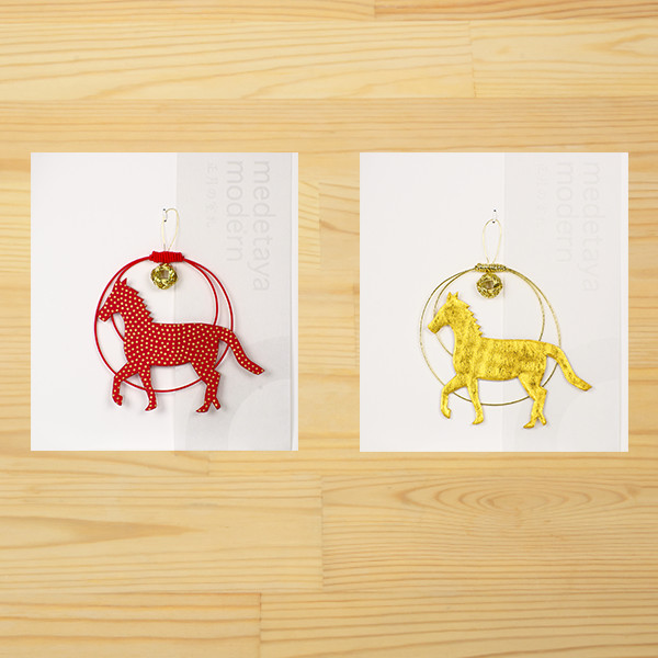 招福うまチャーム　赤／金