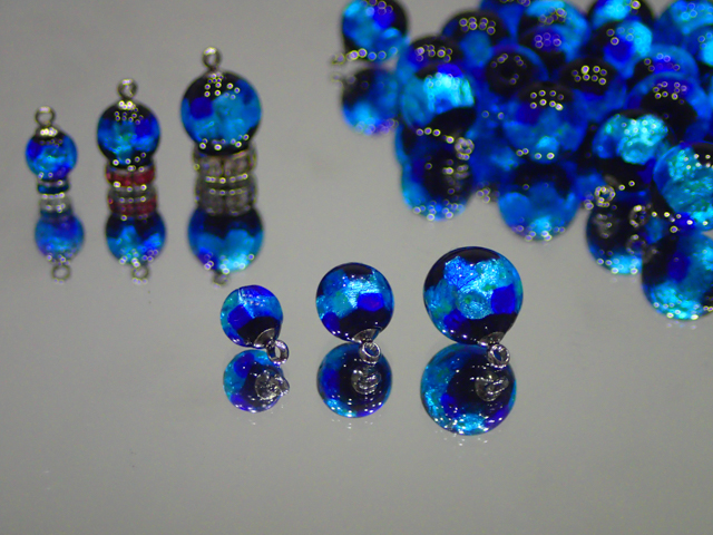 片穴丸玉（ステンレスヒートン付き） 黒・ブルー 10mm玉 最安値 1個 205円～ 夜光ホタルガラス【ネコポス便可】