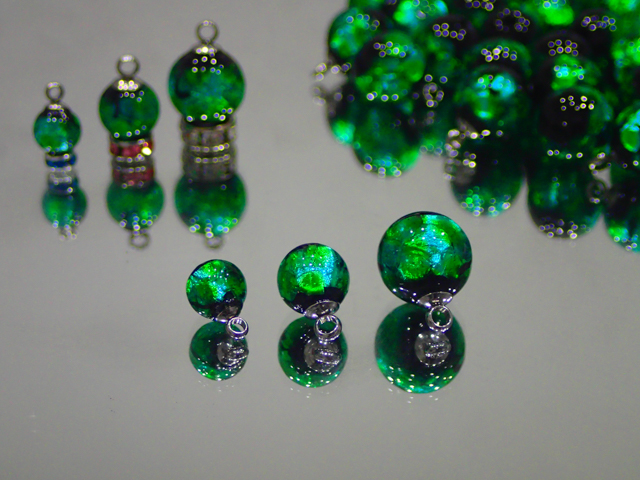 片穴丸玉（ステンレスヒートン付き） 黒・モスグリーン 8mm玉 最安値 1個 200円～ 夜光ホタルガラス【ネコポス便可】