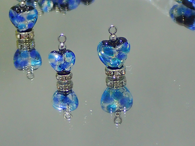 片穴ハート（ステンレスヒートン付き） 黒・シルバーブルー 10mm玉 最安値 1個 235円～ 夜光ホタルガラス【ネコポス便可】