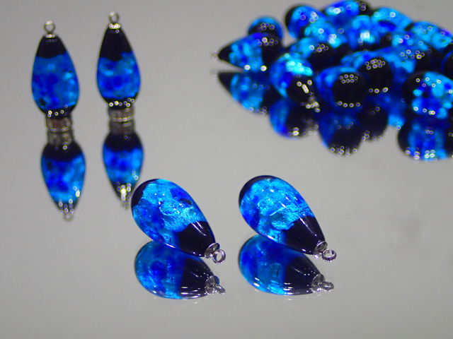 片穴しずく（ステンレスヒートン付き） 黒・ブルー 12mm×23mm 最安値 1個 300円～ 夜光ホタルガラス【ネコポス便可】