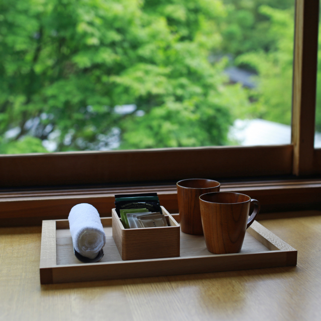 木のコップ ＜手付き・ブラウン＞ 国産オリジナルデザインの客室備品