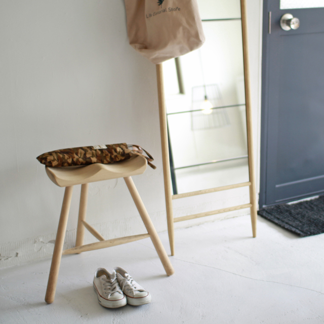 WERNER SHOEMAKER STOOL No.49 国産オリジナルデザインの客室