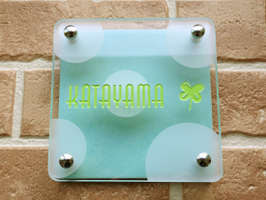 クリアガラス＆タイル表札 スーパークリア&パステルグリーン クリアガラスとタイルを組み合わせたモダンな表札