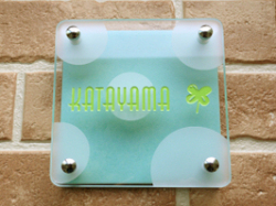 クリアガラス＆タイル表札 スーパークリア&パステルグリーン クリアガラスとタイルを組み合わせたモダンな表札