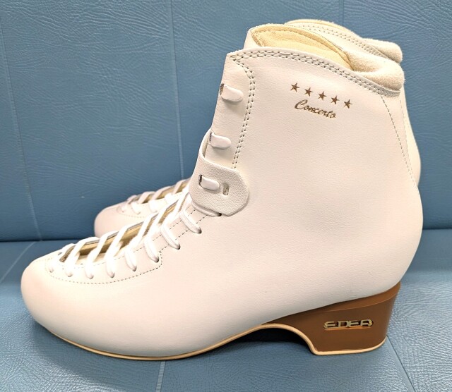 旧タイプ３０％オフ！コンチェルト　白　１級～７級用スケート　２６．０ｃｍ（表示２７０）