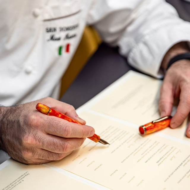 スクリーボ　限定生産品　ラ・ドッタ　ウォーヴォ・イン・ラヴィオーロ 万年筆