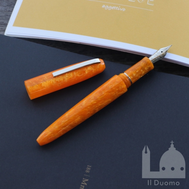 スクリーボ　限定生産品　ピウマ　コルニオラ（カーネリアン）　万年筆